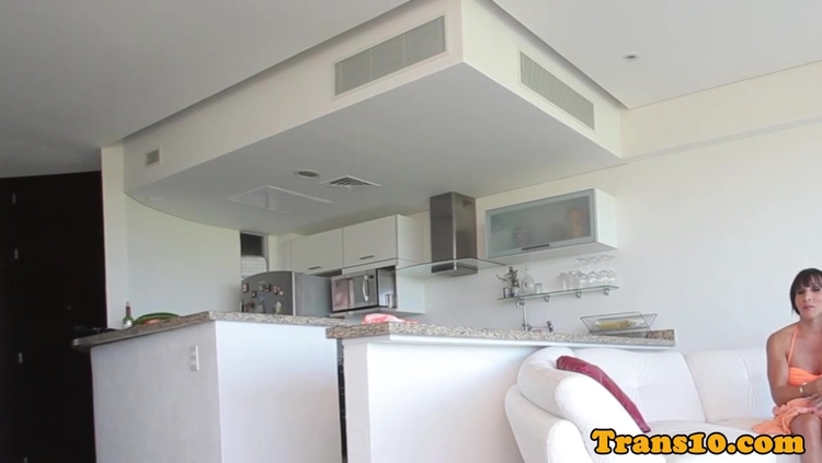 Venezolana tranny beauty taking sexy shower_main_thumbnail