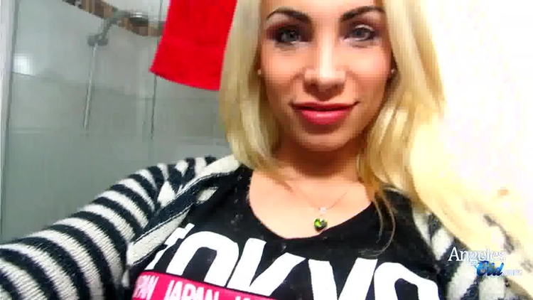 Crop top selfie_main_thumbnail