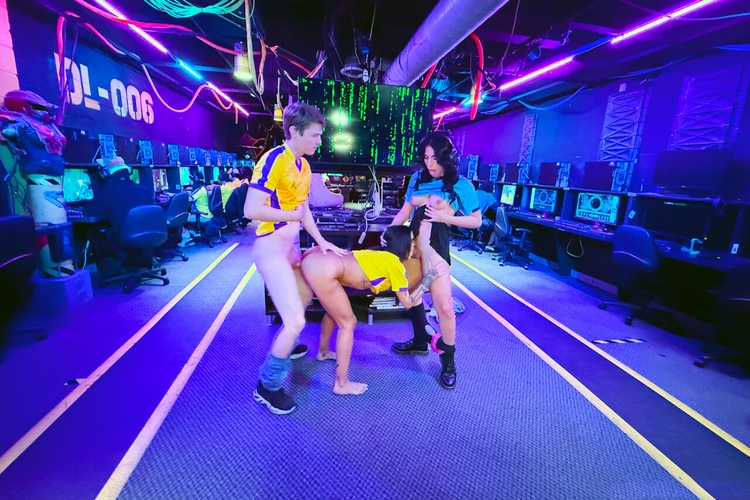 Trans Avery Lust distracted by competitors cock in her mouth_main_thumbnail