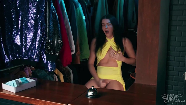 Hot Babe Leah Hayes Jerks Off Unaware That Horny Arno Antino Likes What He Sees_main_thumbnail