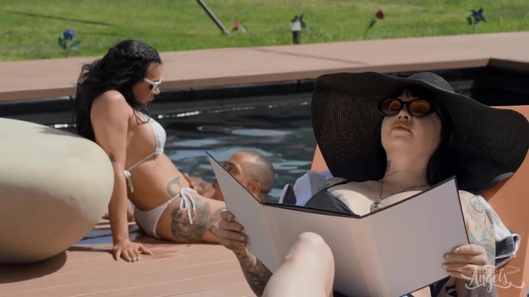 Muscled Black Stud Bangs Tranny Right Behind His Wifes Back_main_thumbnail