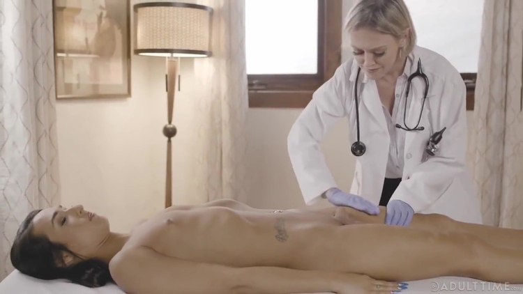 Flat-chested Shemale Fucked Blonde Milf With Big Tits_main_thumbnail