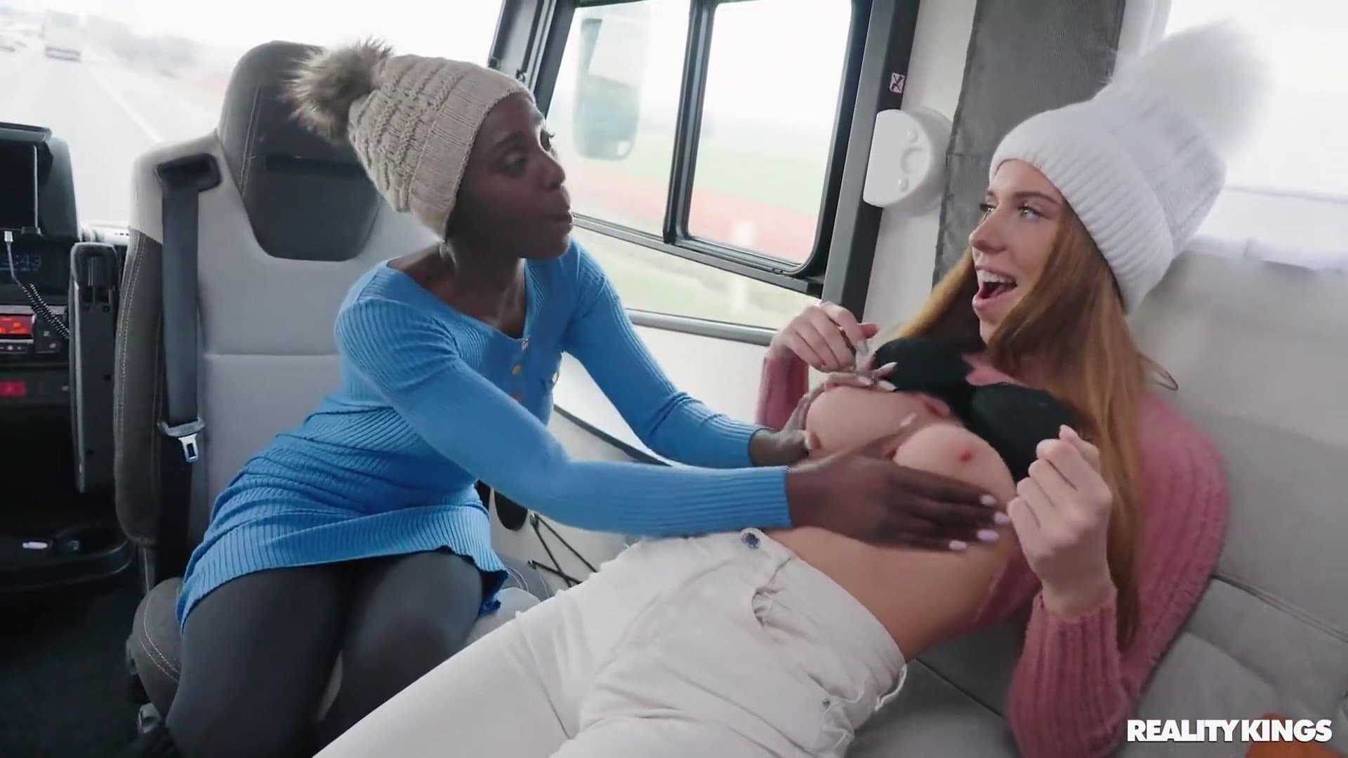 Zaawaadi Rv Threesome_main_thumbnail