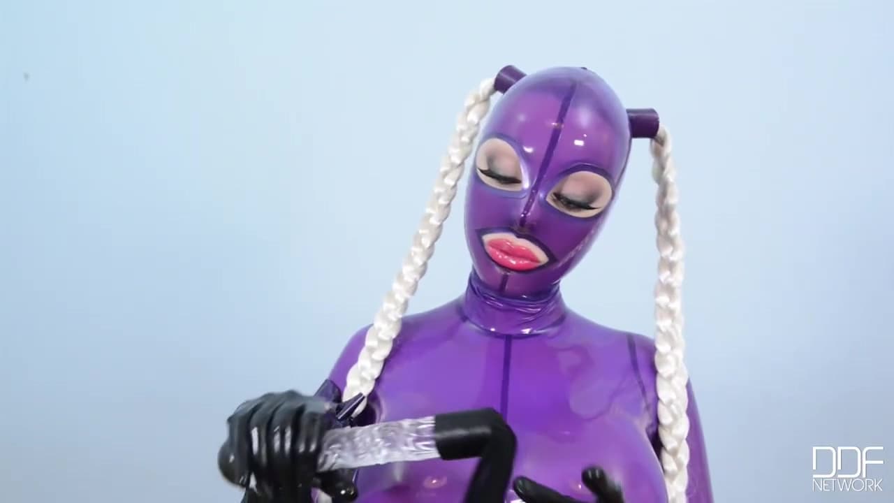 Latex Lucy - She Looms In Latex_main_thumbnail