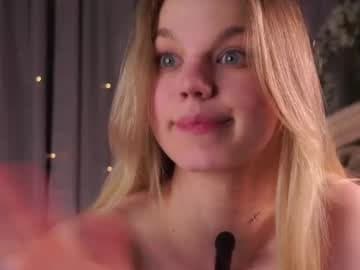 Izzy + Elin live cam