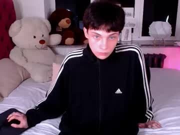 Milan! Help me reach 100 thumb's up!!! live cam