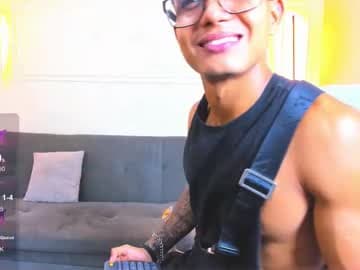 Ryan  (You help me reach 150 thumbs up) live cam