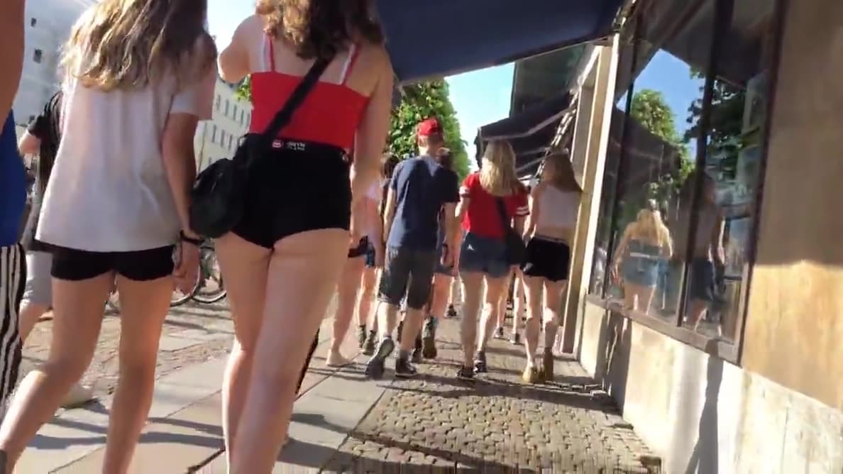 gostosa enterrou o shortinho e deixou o rabo todo de fora_main_thumbnail