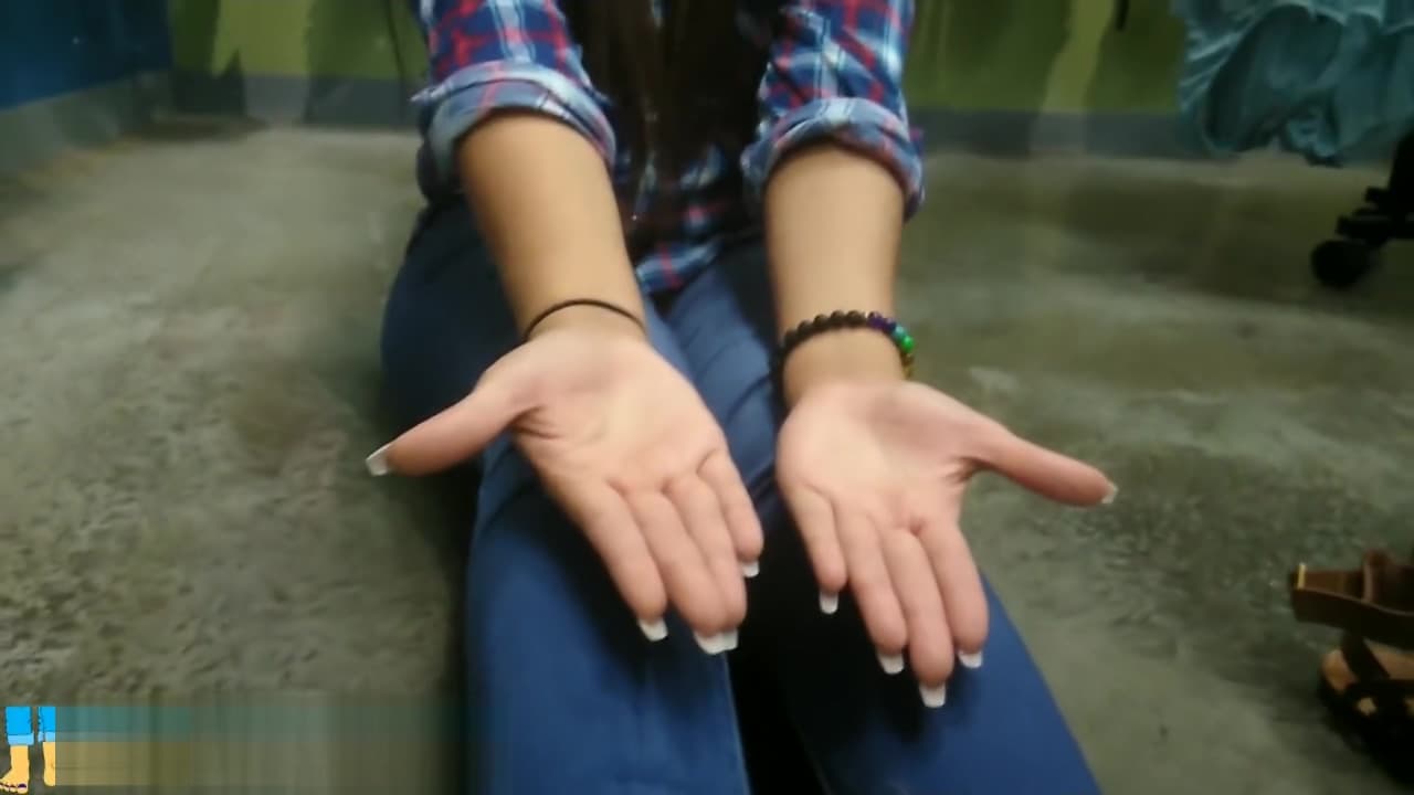 Serenity's sexy perfect Latina feet sniffing_main_thumbnail