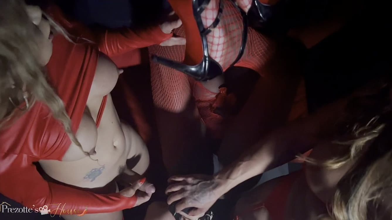 Cabine com 6 trans dotadas para fuder 2 passivos loucos por pirocas que aguentam com dor - PissVids_main_thumbnail