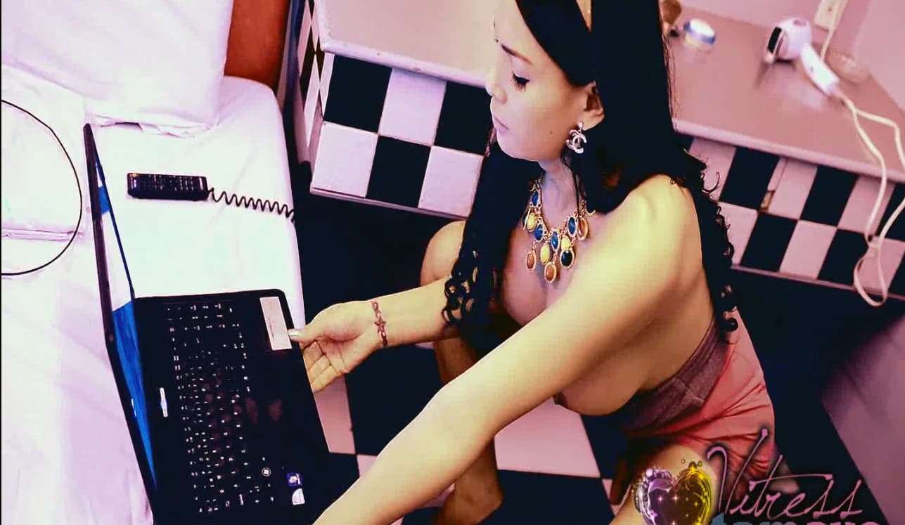 Pretty pink webcam Chick_main_thumbnail