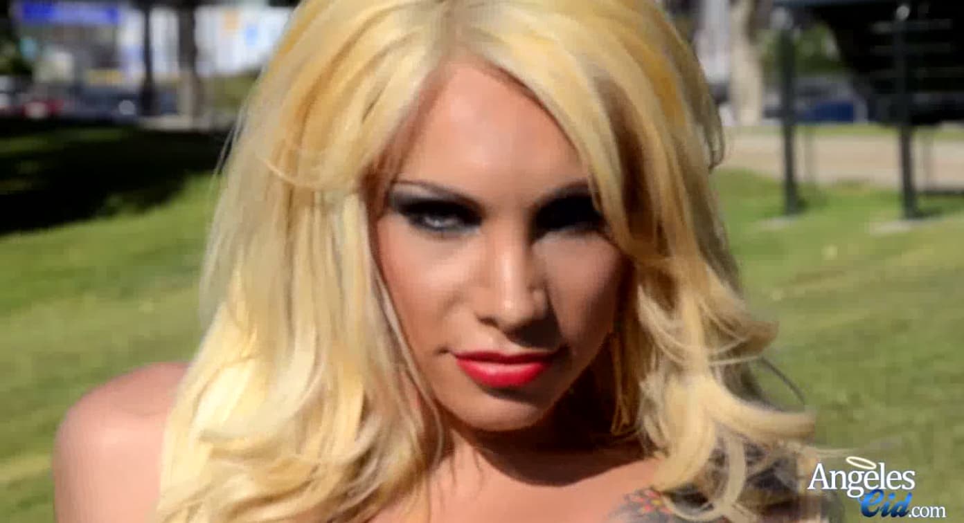 Public modeling in a blue dress_main_thumbnail