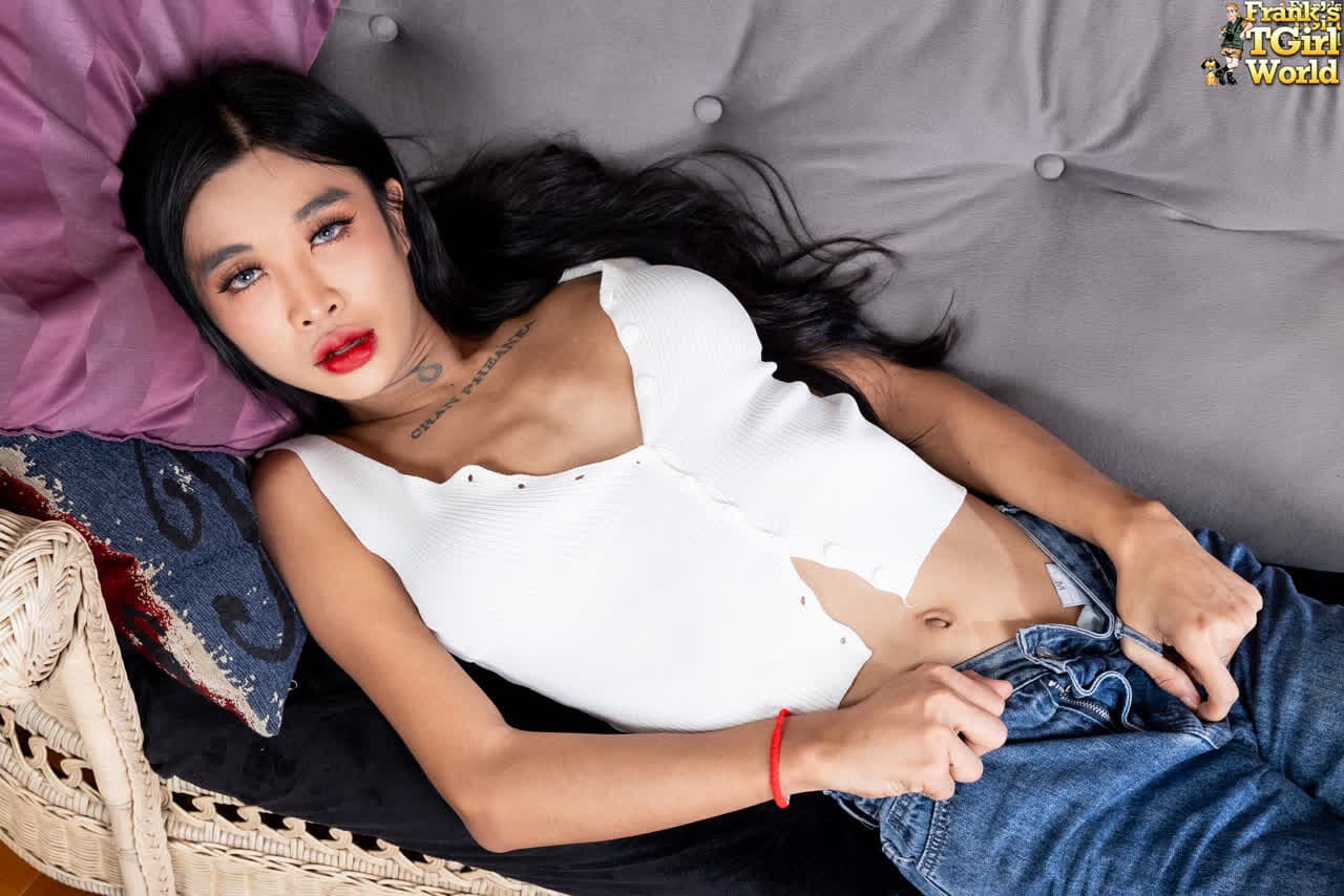 FRANKS TGIRLWORLD - Sexy Deedee Shows Her Luscious Goodies_main_thumbnail