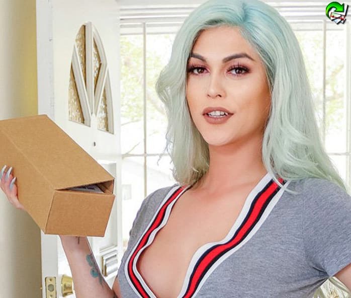 Domino Presley in Paid In Full Shemale VR Porn Video - VRBTrans_main_thumbnail